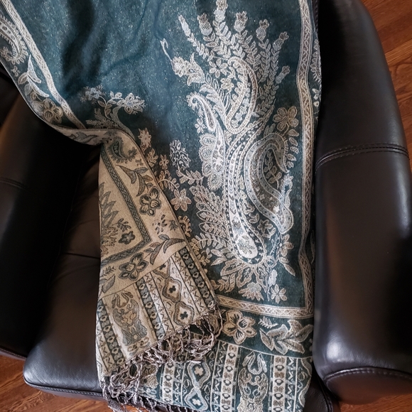 Beautiful Reversable Scarf - Picture 2 of 5